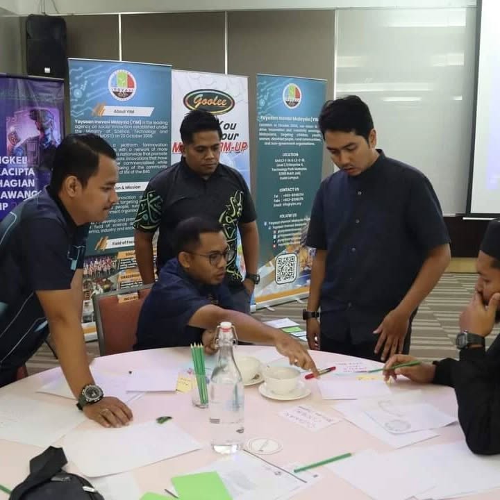 Participants collaborating during an innovation activity